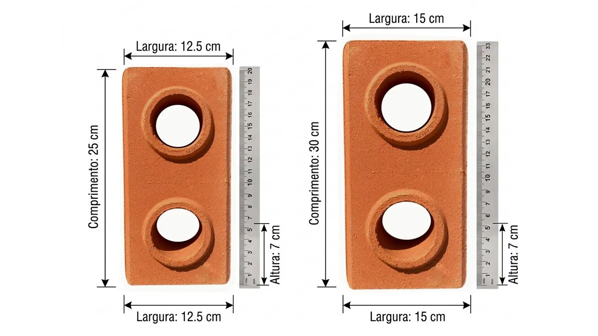 Comparação lado a lado de tijolo ecológico nas medidas 25×12,5cm e 30×15cm com régua mostrando dimensões