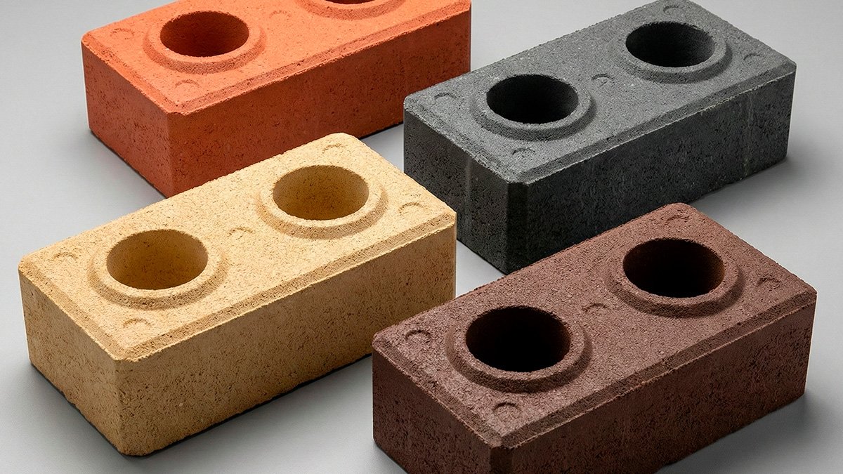 Mostruário com tijolos de solo cimento de diferentes cores